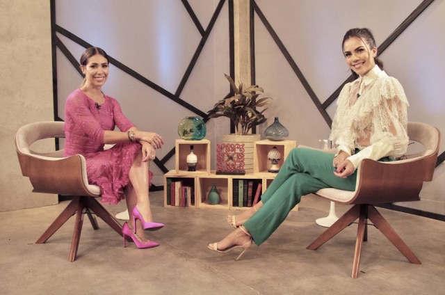 Divulgação RedeTV! A influenciadora digital fitness Bella Falconi e a apresentadora Daniela Albuquerque