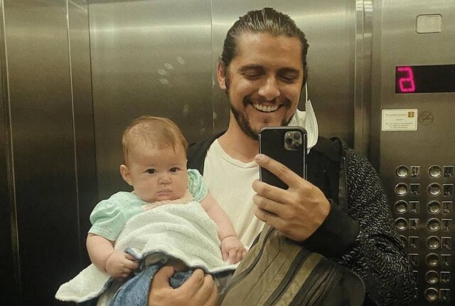 Instagram / @brunogissoni Bruno Gissoni e a bebê Amélia saem para passeio.