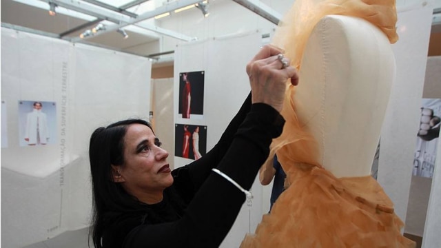 Rafael Arbex/Estadão Nos mínimos detalhes: antes da vernissage, Gloria Coelho acerta o caimento das roupas nos manequins.