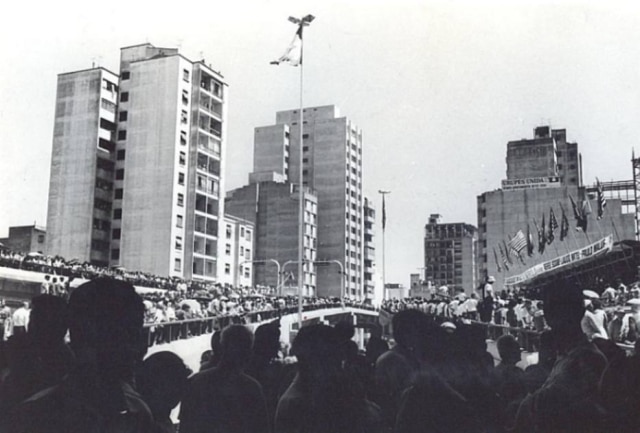 Rolando/Estadão Público conhece o Minhocão durante sua inauguração, em 24 de janeiro de 1971.