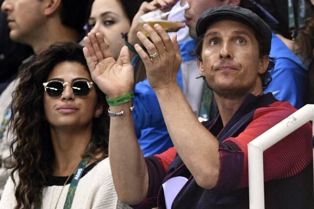 Martin/AFP Matthew McConaughey e sua mulher, a brasileira Camila Alves, na torcida da Olimpíada