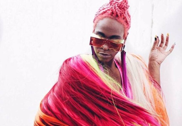 Reprodução/Instagram Com seu cabelo rosa, Karol Conka é um ícone de estilo