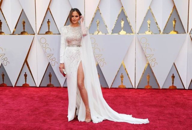 REUTERS/Mike Blake A modelo Chrissy Teigen foi flagrada dormindo no ombro do marido, John Legend.
