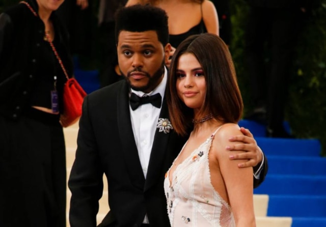 Benjamin Norman / The New York Times A cantora Selena Gomez ao lado do rapper The Weeknd durante o baile do MET 2017.