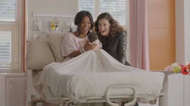 Reprodução de cena do trailer de 'Amigas Para Sempre' Nia Long e Idina Menzel, protagonistas do telefilme 'Amigas Para Sempre'