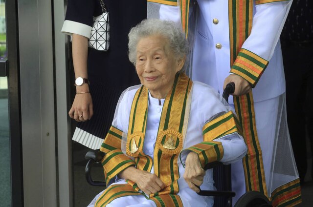 AP Photo Kimlun Jinakul se formou na faculdade aos 91 anos.