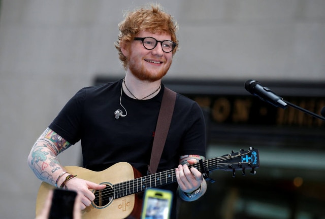 Brendan McDermid/Reuters O cantor britânico Ed Sheeran cancelou cinco shows em decorrência de fraturas que ele sofreu nos dois braços