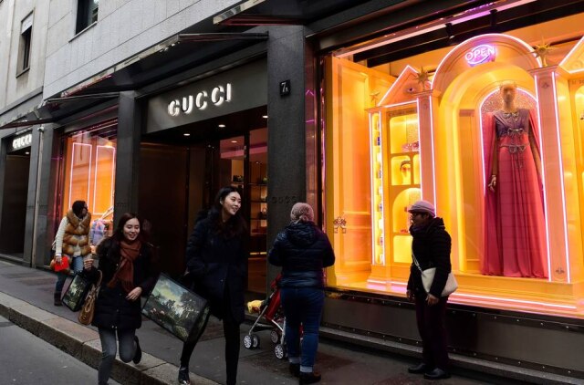 AFP PHOTO / MIGUEL MEDINA Vitrine da Gucci em Montenapoleone, rua de lojas de luxo em Milão