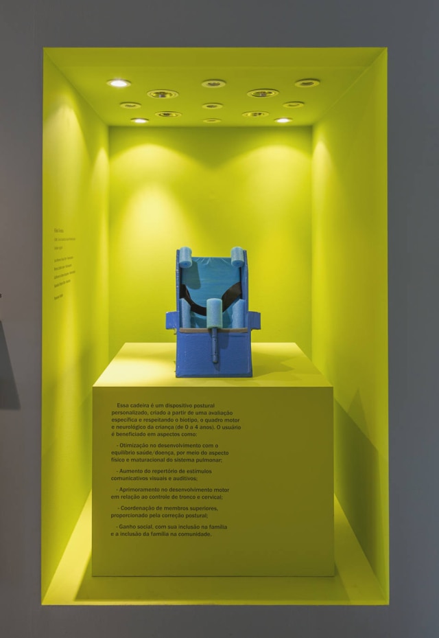 Museu da Casa Brasileira Cadeira de posicionamento em papelão desenvolvida pelo Laboratório de Tecnologia Assistiva de Baixo Custo do CIAM