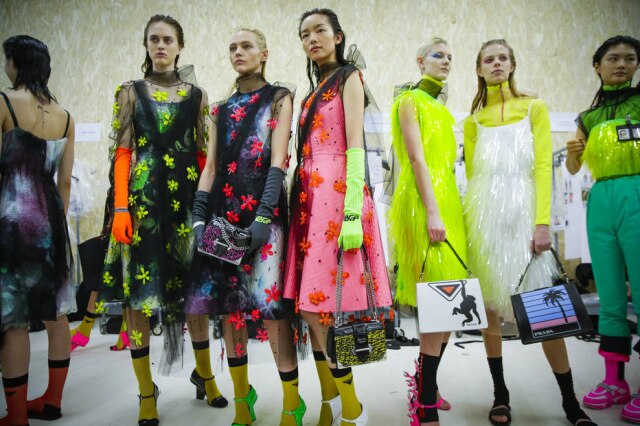 Valerio Mezzanotti/The New York Times O neon foi destaque no desfile da Prada