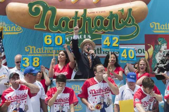 Mary Altaffer/AP Photo O norte-americano Joey Chestnut quebrou seu próprio recorde e devorou 74 cachorros-quentes em dez minutos durante competição realizada nos EUA