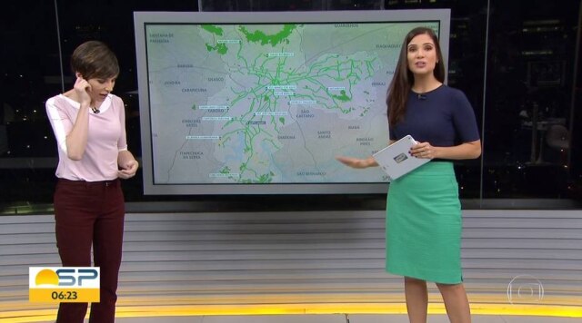 Reprodução de cena de ‘Bom Dia SP’ / Globo Jornalista foi surpreendida quando brinco caiu de sua orelha.