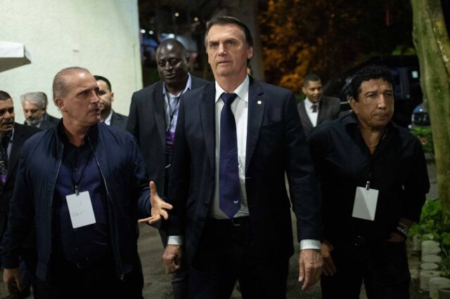 DANIEL TEIXEIRA/ESTADAO Jair Bolsonaro permaneceu com o blazer aberto