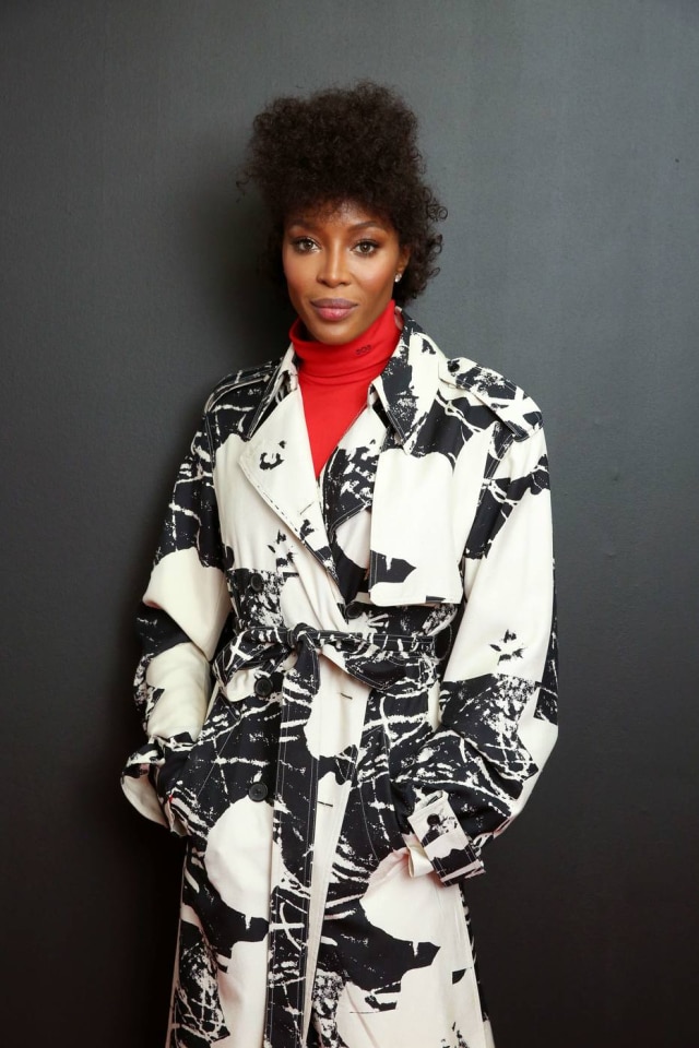 Monica Schipper/Getty Images/AFP Naomi Campbell e seus cabelos naturais na chegada do desfile da Calvin Klein, na noite desta terça, 11, em Nova York