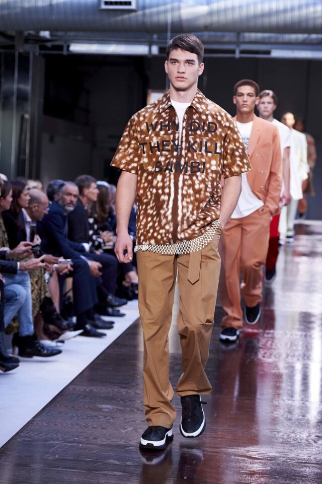 NIKLAS HALLE'N / AFP 'Por que eles mataram Bambi?' estava estampado em uma das camisetas