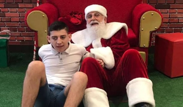 Facebook / @jussania.maiconn O Papai Noel João Prim ao lado do jovem Vitor.