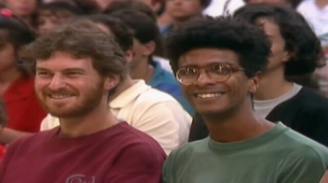 Reprodução de 'Domingão do Faustão' (1989) / Globo Beto Silva e Helio de La Peña - equivocadamente chamado de 'Claudio de La Peña' pelo apresentador no dia.