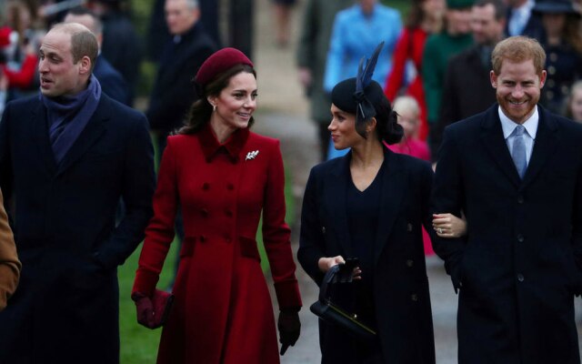 Hannah Mckay/Reuters Príncipe William e Kate Middleton, duque e duquesa de Cambridge, ao lado de Meghan Markle e príncipe Harry, duquesa e duque de Sussex, em dezembro de 2018.