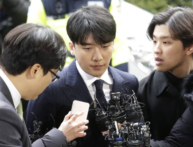 AP Photo/Ahn Young-joon Seungri, no centro, ex-membro da popular banda de kpop Big Bang