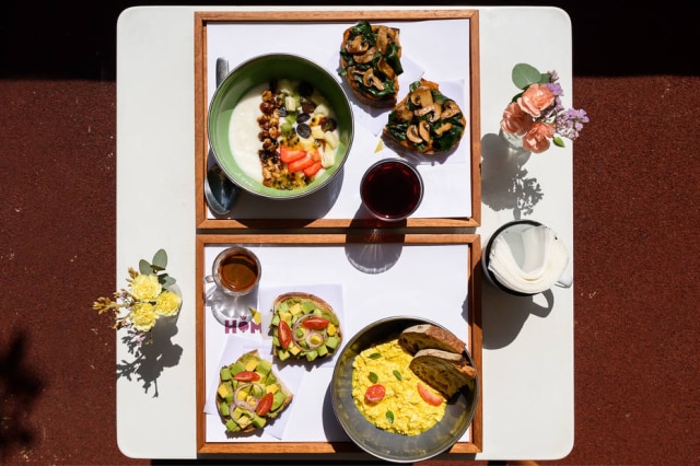 Lucas Terribili Torrada de abacate e tofu mexido com cúrcuma, tomatinhos e manjericão.