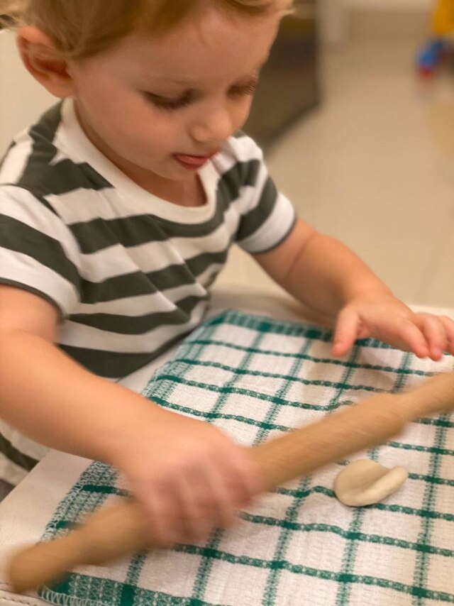 João, de um ano meio, já acompanha a mãe, a chef Marina Hernandez, na cozinha  