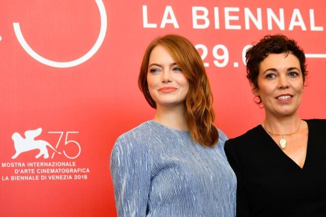 Vincenzo PINTO / AFP Emma Stone e Olivia Colman na premiere de 'The Favourite' em Veneza, em 2018.