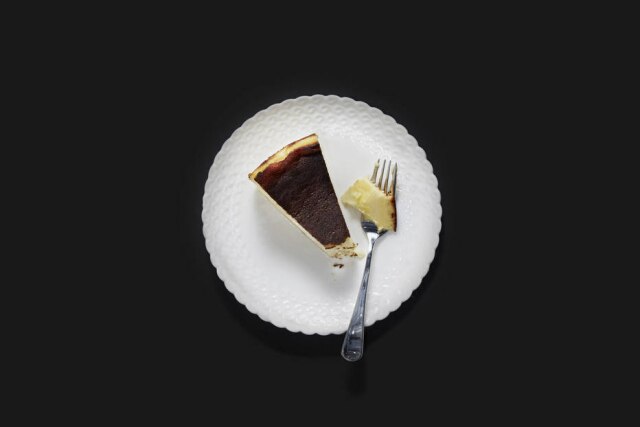 Ellen Silverman/The New York Times A torta de queijo basca é mais cremosa e menos doce que o cheesecake norte-americano.
