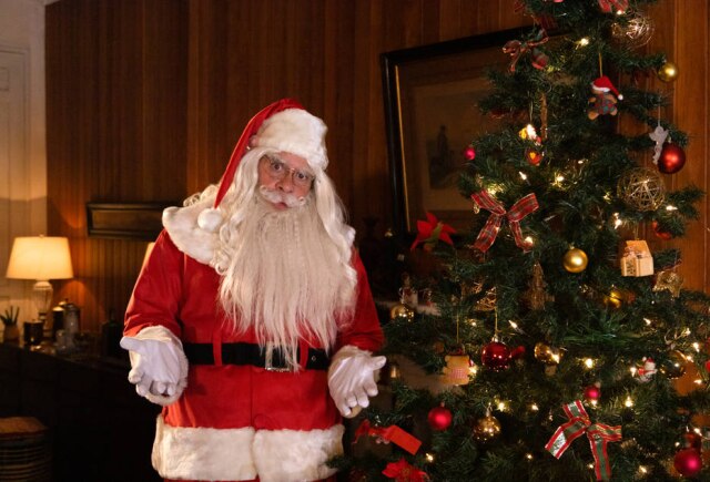 Netflix / Divulgação Após sofrer um acidente, o personagem de Leandro Hassum acorda apenas na véspera de Natal do ano seguinte