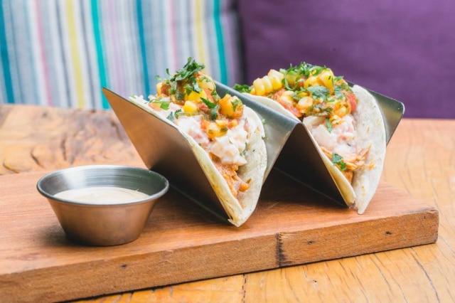 Teva Taco de jaca verde com barbecue, milho e pimentão ao molho pebre picante, salsa de palmito pupunha, tomate e coentro