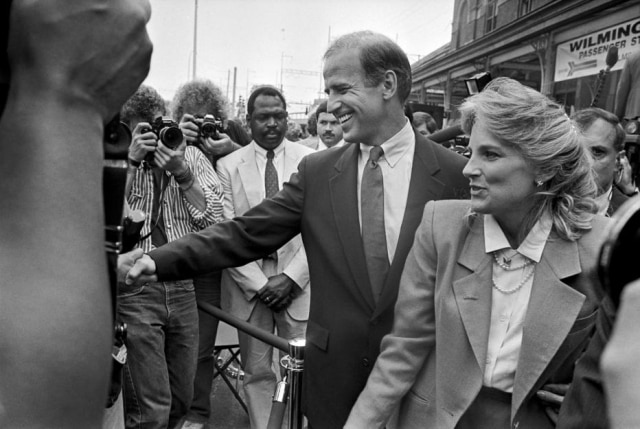 Keith Meyers/NYT Biden e sua esposa, Jill, no evento onde ele declarou sua intenção de disputar a indicação democrata para presidência, 1987.