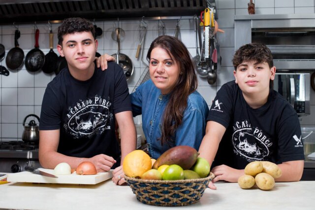 FOTO TIAGO QUEIROZ / ESTADÃO Retrato da chef Janaína Rueda com os filhos Joaquim e João Pedro na cozinha da casa da família