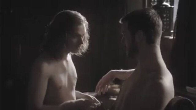 Youtube/MissJuliet Finn Jones e Gethin Anthony como Loras e Renly em cena da primeira temporada de 'Game Of Thrones'.