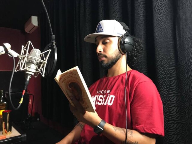 LiteraRUA Rashid durante as gravações de seu audiobook