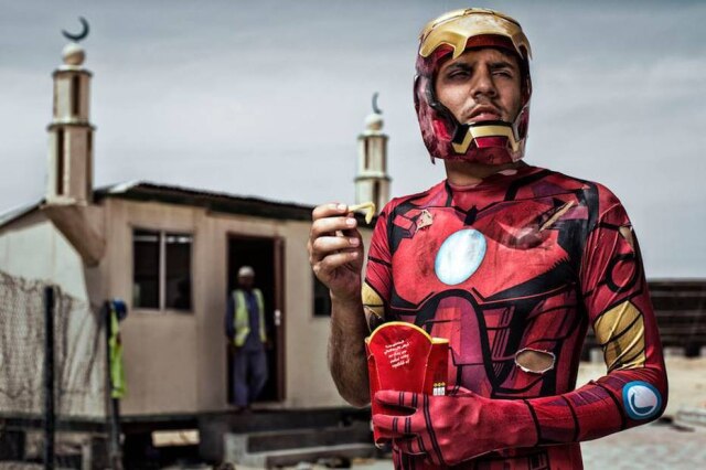 Iron Man, na meia idade: até herói come fast food de vez em quando