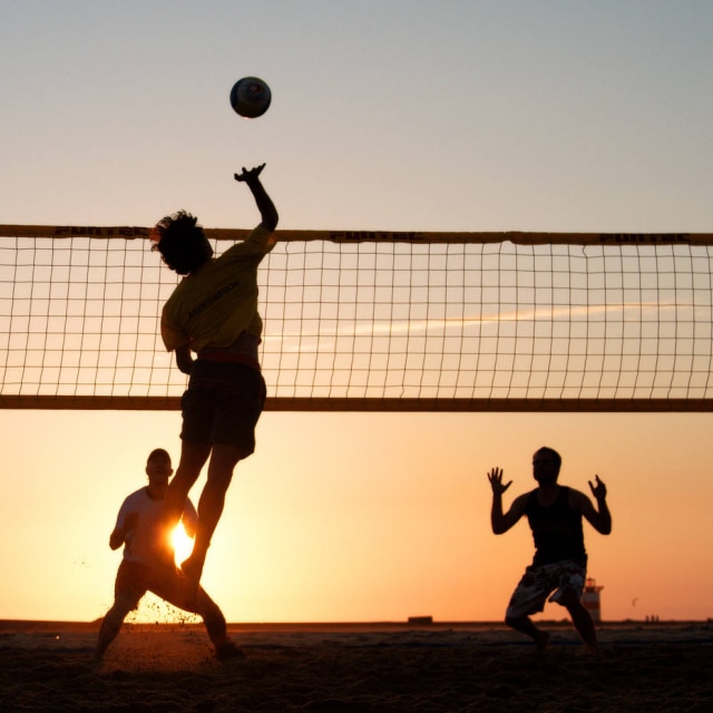 Sander van der Wel/Creative Commons Jogar vôlei pode aumentar o gasto clórico diário, favorecendo o emagrecimento.