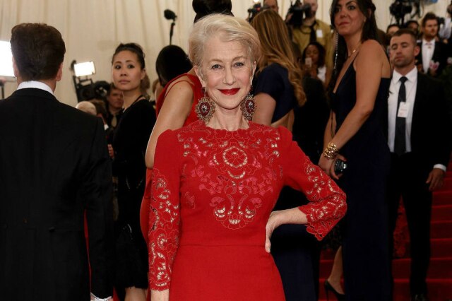 A atriz Helen Mirren, 69 anos, no tapete vermelho do baile de gala do Metropolitan Museum of Art (Met)