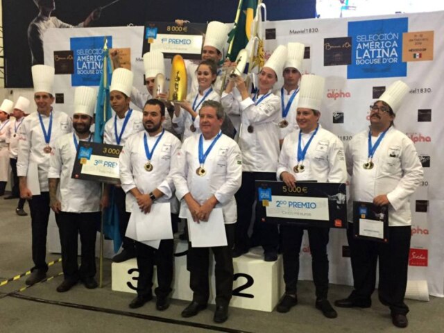 Ana Paula Boni|Estadão Os vencedores da etapa latino-americana do Bocuse D'Or. Em primeiro lugar, a brasileira Giovanna Grossi. Na frente, à direita, Laurent Suaudeau, presidente da delegação brasileira.