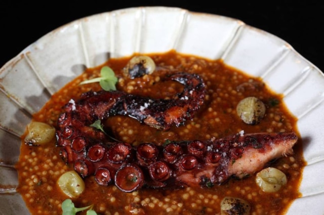 Marcio Fernandes|Estadão O polvo vem no ponto é servido com um saboroso ragu de ossobuco, miniarroz e uva verde