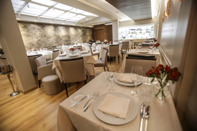 Gabriela Biló|Estadão O salão do novo restaurante é sóbrio e austero.