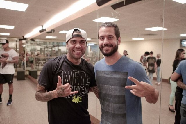 Divulgação Daniel Alves na academia FiDance