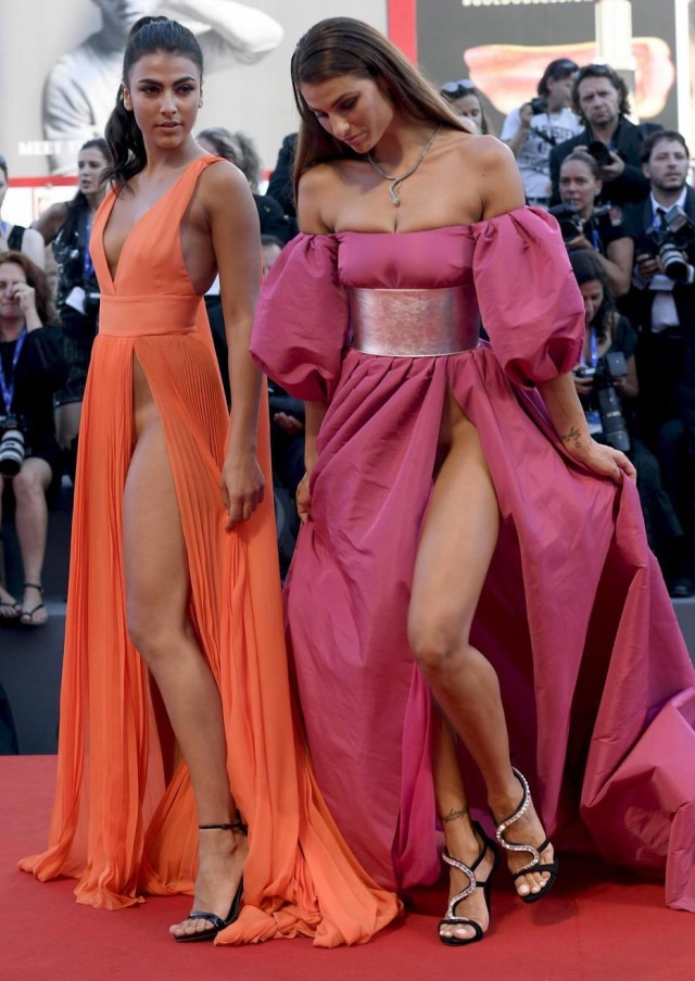EFE/EPA/CLAUDIO ONORATI As modelos Giulia Salem e Dayane Mello chamaram atenção com seus vestidos com fendas vertiginosas, criados pelo designer Matteo Evandro Manzini.