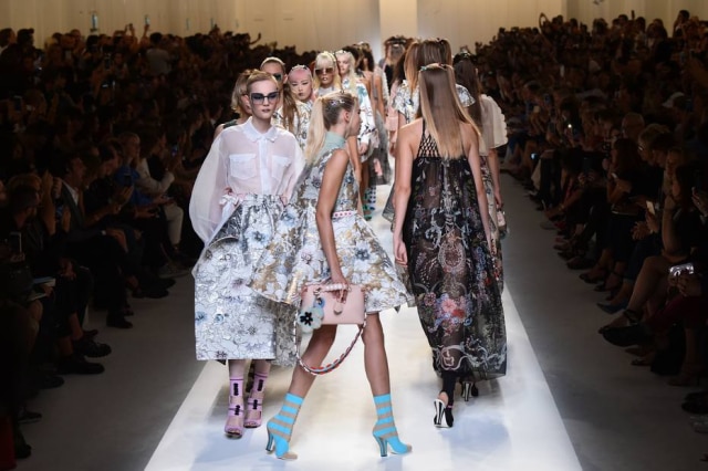 AFP PHOTO / GIUSEPPE CACACE Na Fendi, aventais viraram moda de luxo.