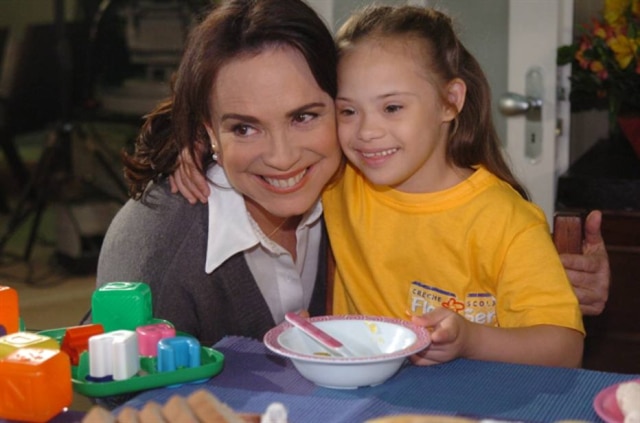 TV Globo / Renato Rocha Miranda A terceira Helena vivida pela atriz era uma médica que tinha dois filhos adotados, entre eles a pequena Clara (Joana Mocarzel), criança com Síndrome de Down