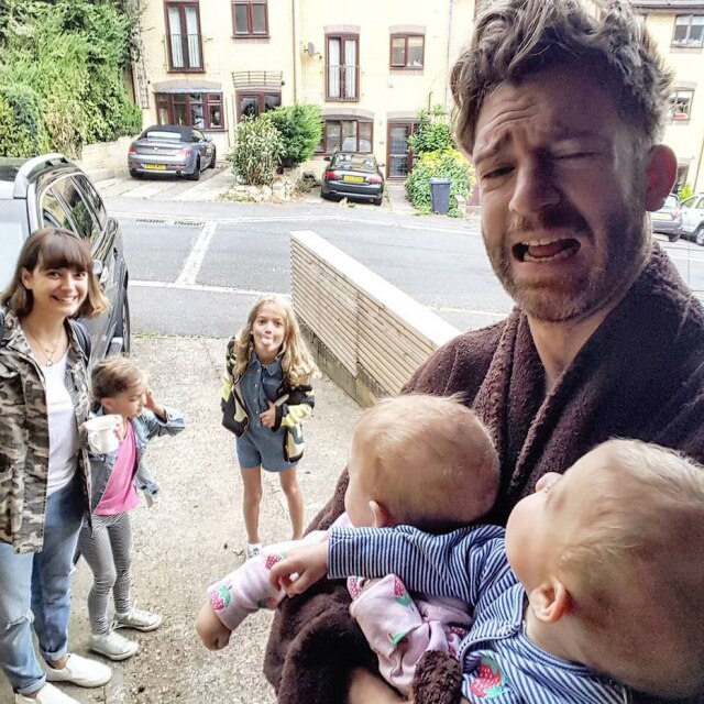 Reprodução/Instagram Na foto, Simon, o pai, comenta o dia em que ficou sozinho em casa com as filhas bebês, enquanto o restante da família saía para um evento