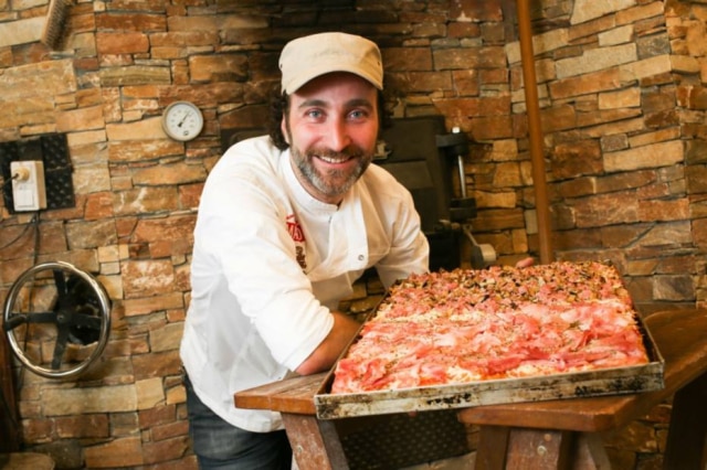 Tiago Queioz|Estadão O padeiro italiano Marco di Roma, do Eataly, onde ele prepara focaccias de diferentes sabores.