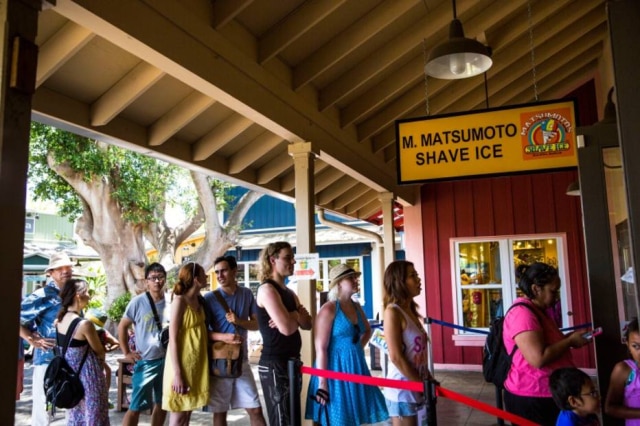 Kent Nishimura|NYT O Matsumotos Shave Ice, aberto em 1950, tornou-se tão popular que a fila de espera pode demorar mais de meia hora.