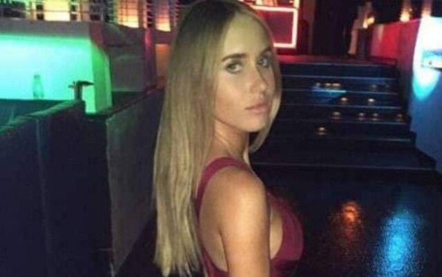 Reprodução/Twitter Modelo Rachel Rickert passou por situação constrangedora durante evento