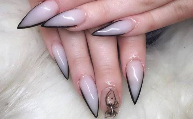 Instagram/@deadlynails Aranhas são um dos insetos usados nas nail arts