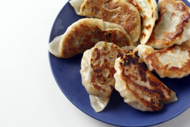 Alex Silva|Estadão Da China. Dumplings de Vitor Wong são fechados à mão