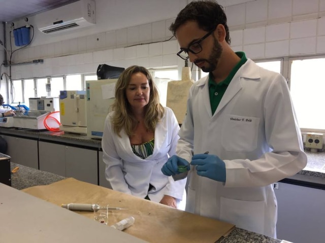 Imagem cedida por Vinícius Taioqui Pelá/Acervo pessoal Vinícius Taioqui Pelá e Marília Afonso Rabelo Buzalaf, ambos da Ufscar, realizam a pesquisa na USP Bauru